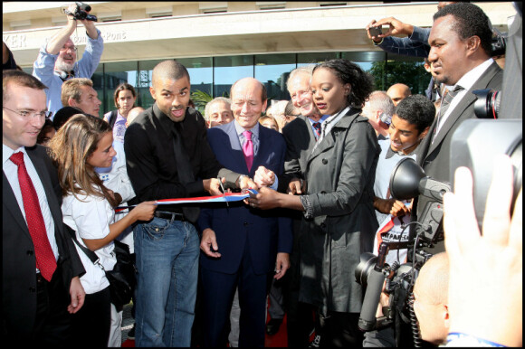 Tony Parker et Rama Yade inaugurent les gymnases Tony Parker, à Charenton-le-Pont (94), mercredi 22 septembre.