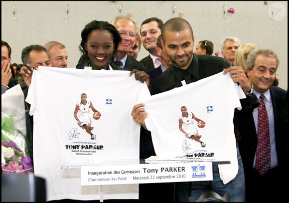 Tony Parker et Rama Yade inaugurent les gymnases Tony Parker, à Charenton-le-Pont (94), mercredi 22 septembre.