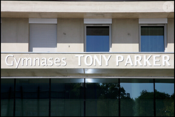Tony Parker et Rama Yade inaugurent les gymnases Tony Parker, à Charenton-le-Pont (94), mercredi 22 septembre.