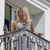 Du balcon de sa chambre d'hôtel, Pamela Anderson apparaît sans maquillage, vendredi 24 septembre.