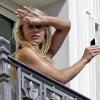 Du balcon de sa chambre d'hôtel, Pamela Anderson apparaît sans maquillage, vendredi 24 septembre.
