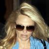 Pamela Anderson quitte son luxueux hôtel, à Athènes (Grèce), vendredi 24 septembre.