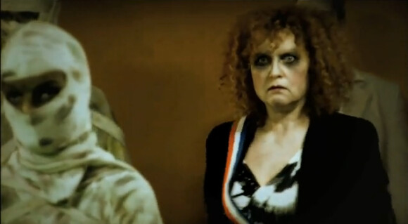 Extrait du clip La cerise de ton gâteau, de Julie Wingens - Valérie Mairesse joue un zombie !