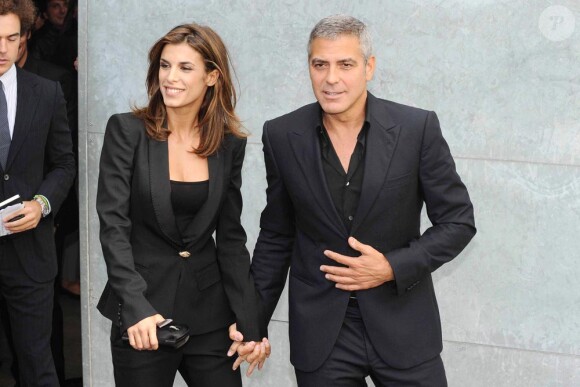 Elisabetta Canalis et George Clooney au défilé Giorgio Armani à Milan le 27 septembre 2010