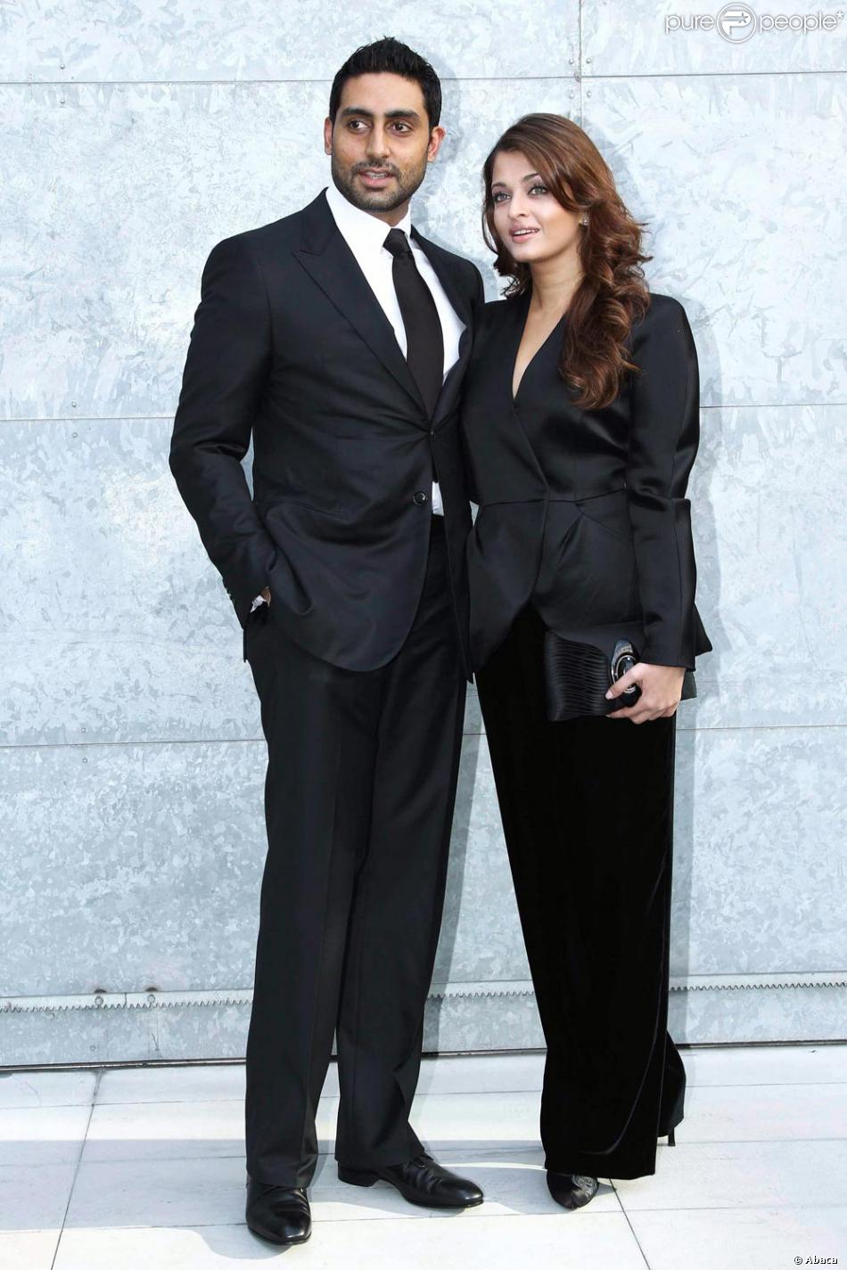 Aishwarya Rai et son époux Abhishek Bachchan au défilé Armani à Milan le 27 septembre