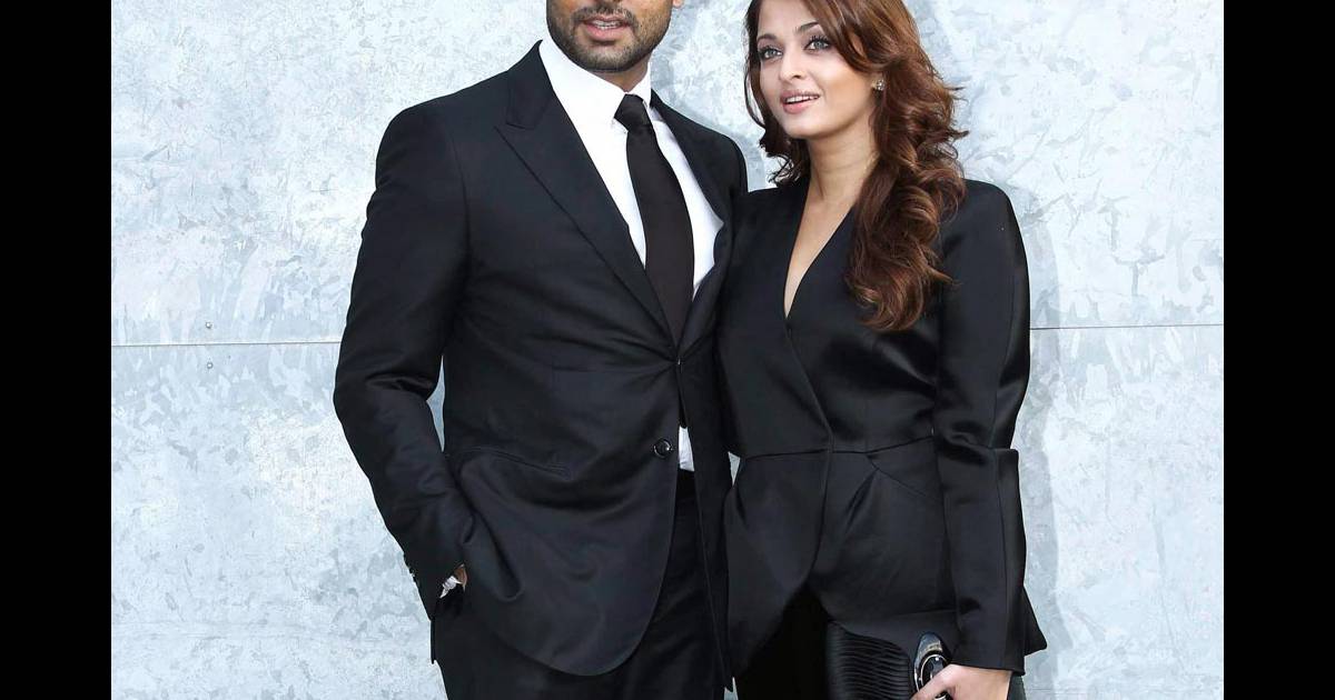 Aishwarya Rai et son époux Abhishek Bachchan au défilé Armani à Milan le 27 septembre