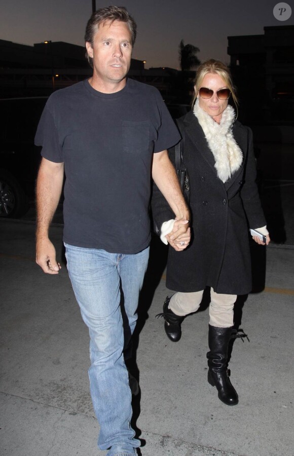 Nicollette Sheridan et son compagnon Steven Pate à l'aéroport de Los Angeles