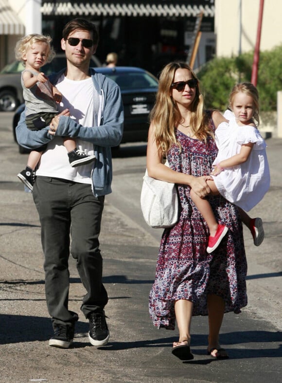 Tobey Maguire, sa femme Jennifer Meyer, son fils Otis et sa fille Ruby, en route pour un brunch à Los Angeles le 26 septembre 2010