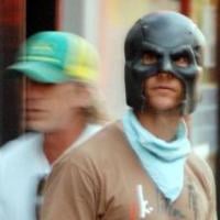 Mais qui est ce beau gosse qui se transforme en Batman en pleine rue ?