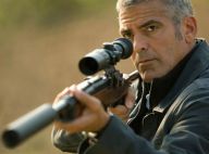 Découvrez la métamorphose du séduisant George Clooney en redoutable tueur...