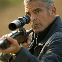 Découvrez la métamorphose du séduisant George Clooney en redoutable tueur...