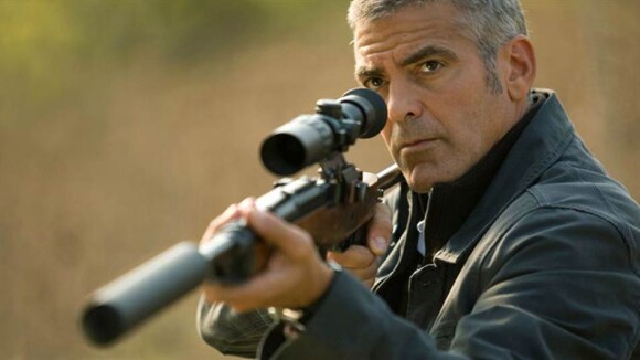 Découvrez la métamorphose du séduisant George Clooney en redoutable tueur...
