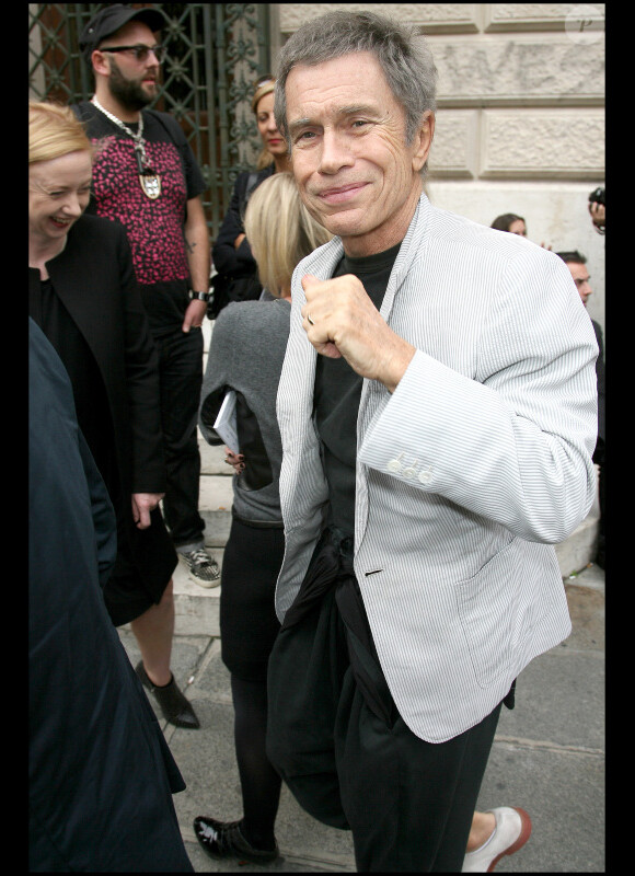 Jean-Paul Goude arrive au défilé John Galliano collection pret à porter printemps été 2011 à Paris lors de la Fashion Week le 3 octobre 2010