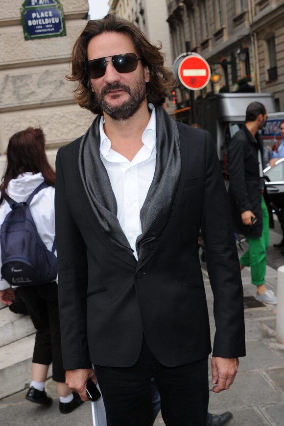 Frédéric Beigbeder arrive au défilé John Galliano collection pret à porter printemps été 2011 à Paris lors de la Fashion Week le 3 octobre 2010