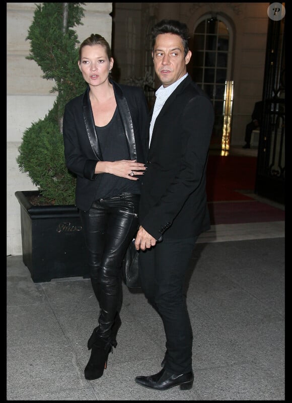 Kate Moss et Jamie Hince dans les rues de Paris le 3 octobre 2010