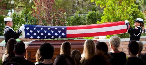 Les funérailles de la star hollywoodienne Tony Curtis (mort à 85 ans), au cimetière Green Valley, à Las Vegas, le 4 octobre 2010.