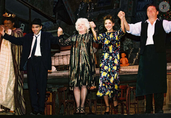 Colette Renard et Clotilde Courau en 2001 lors d'une représentation de la pièce Irma La Douce