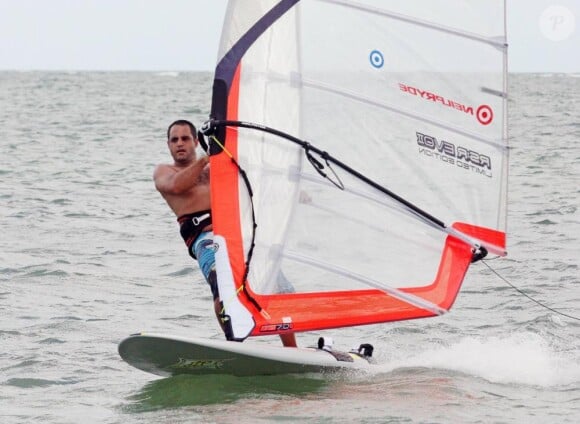 Juan Pablo Montoya fait de la planche à voile à Virginia Beach à Miami
