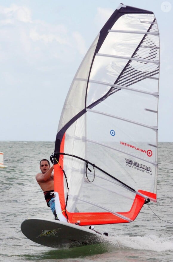 Juan Pablo Montoya fait de la planche à voile à Virginia Beach à Miami