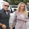Britney Spears en virée shopping dans Santa Monica, accompagnée de son garde du corps, le 6 octobre 2010