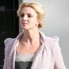 Britney Spears en virée shopping dans Santa Monica, accompagnée de son garde du corps, le 6 octobre 2010