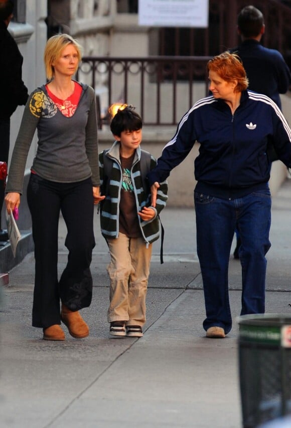 Cynthia Nixon et sa compagne Christine Marinoni en balade avec le fils de l'actrice, Charles, 8 ans, à New York, le 6 octobre 2010