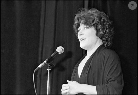 Colette Renard sur la scène de Bobino à Paris, en 1979