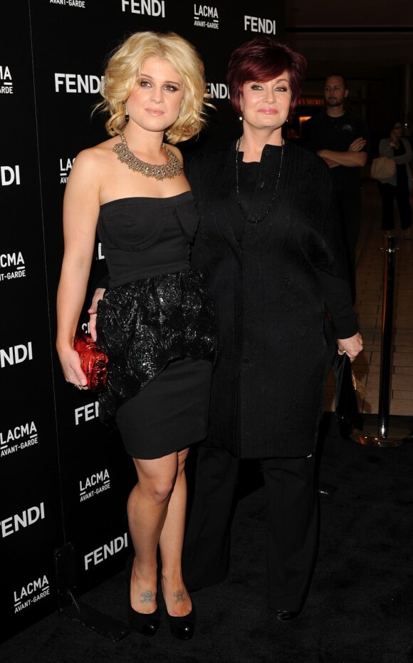 Kelly Osbourne se rend en compagnie de sa maman Sharon à l'ouverture d'une boutique Fendi, à Los Angeles, le jeudi 7 octobre.