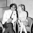 Arthur Miller venant de retrouver sa femme Marilyn Monroe à Londres en 1956, alors qu'elle tourne le film Le Prince et la danseuse 