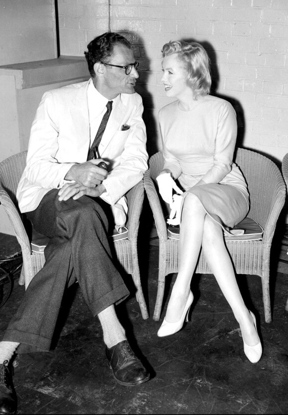 Arthur Miller venant de retrouver sa femme Marilyn Monroe à Londres en 1956, alors qu'elle tourne le film Le Prince et la danseuse