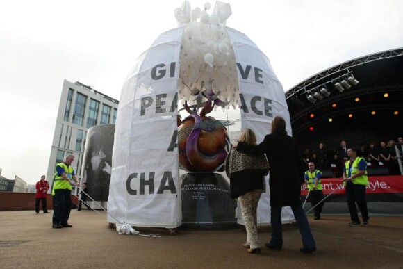 Samedi 9 octobre 2010, Cynthia et Julian Lennon, première épouse de John Lennon et leur fils, dévoilaient à Liverpool un monument baptisé Paix et Harmonie à la mémoire du défunt Beatle pour le 30e anniversaire de sa naissance.