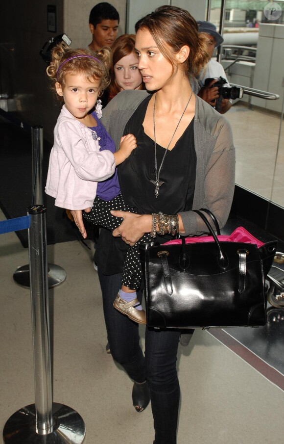 Jessica Alba et Honor à l'aéroport de Los Angeles le 13 octobre 2010