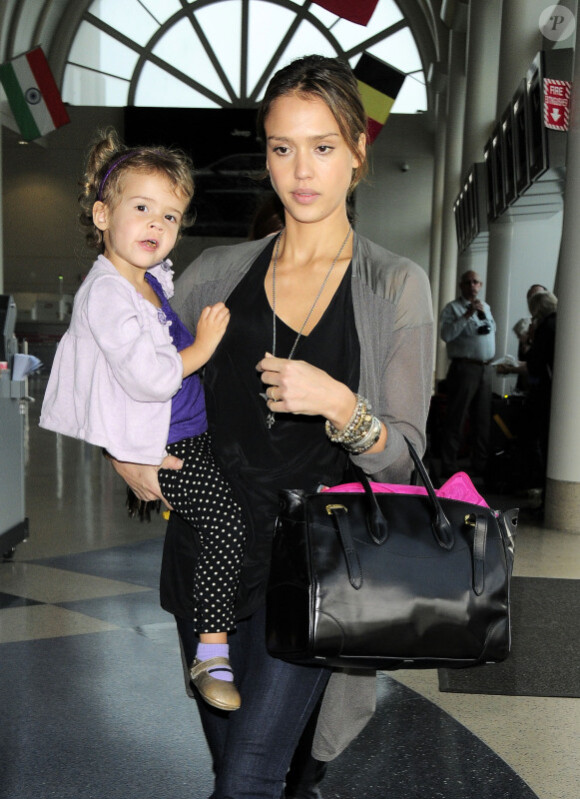 Jessica Alba et Honor en partance pour une destination inconnue. A l'aéroport de LAX le 13/10/10