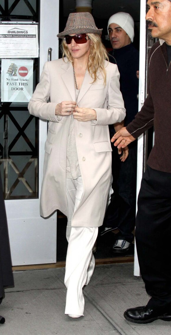 Madonna quittant le Centre de la Kabbale, à New York, mai 2009