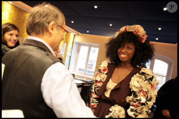 Inna Modja lors des essayages de la robe imaginée par le chocolatier Jean-Paul Hevin, et pour le prochain défilé du Salon du Chocolat, à Paris le 21 octobre 2010
 