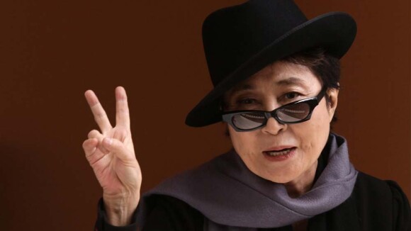 Yoko Ono revient sur les lieux d'une photo scandaleuse !
