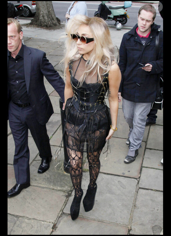 Lady Gaga se rend dans un studio télé pour enregistrer une interview, samedi 23 octobre, dans le quartier de South Bank, à Londres.