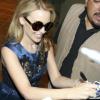 Kylie Minogue signe des autographes à la sortie de son hôtel à Mexico, le 24 octobre 2010