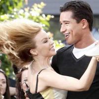 Quand Kylie Minogue danse avec le beau Mario Lopez... Qu'en pense son chéri ?