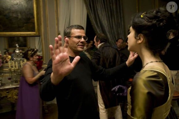 Abdellatif Kechiche dirige ses comédiens sur le tournage de Vénus Noire, en salles le 27 octobre 2010.