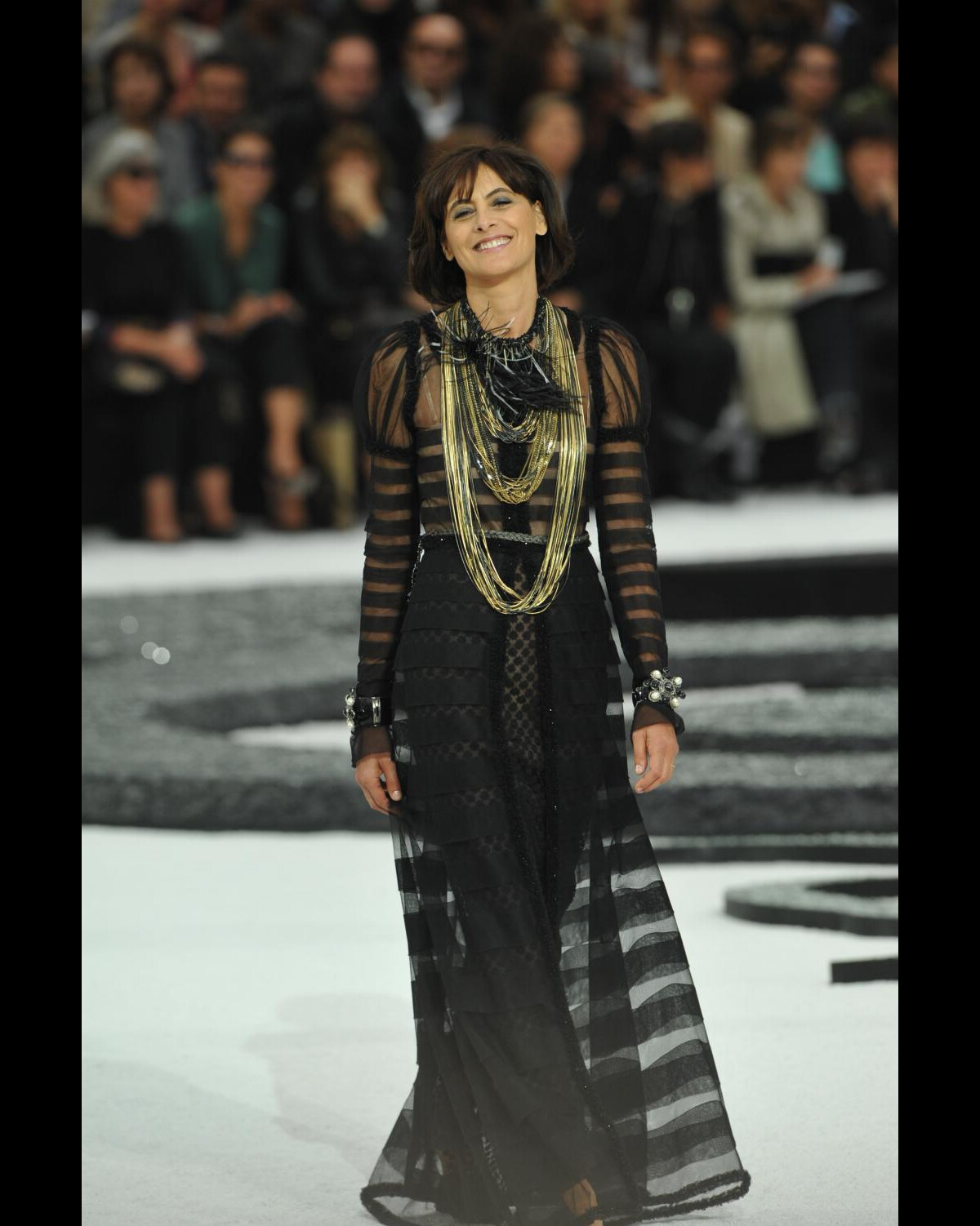 Photo : Inès de la Fressange lors du défilé Chanel. Octobre 2010
