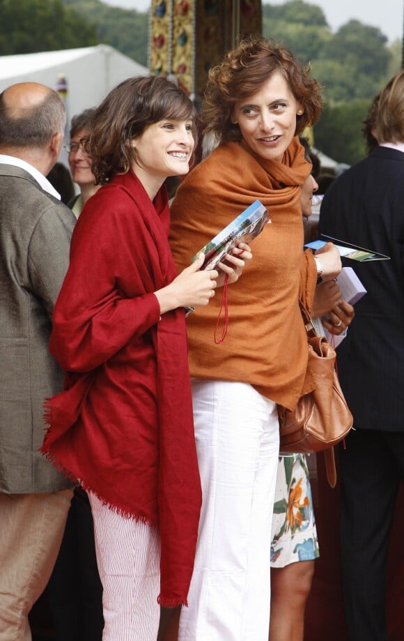 Ines de la Fressange et sa fille Nine, en août 2008