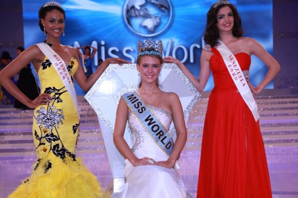 Miss World 2010, Alexandria Mills (Miss USA) entourée de ses dauphines Miss Botswana (2ème) et Miss Venezuela (3ème)