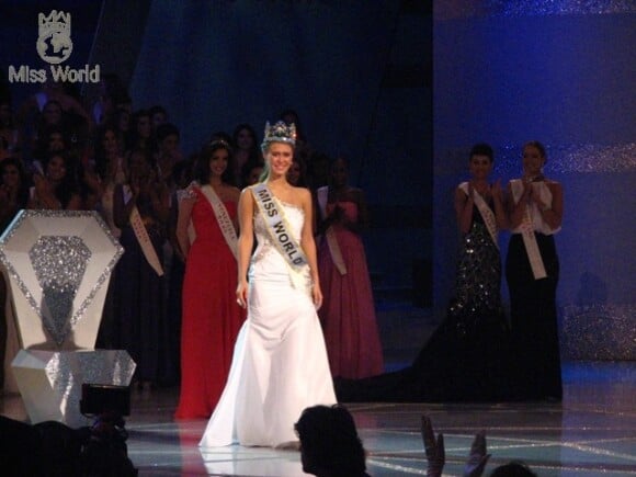 Alexandria Mills est décorée du titre de Miss Monde 2010