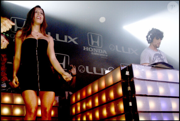 Samedi 23 octobre, Jesus Luz, l'ex-boyfriend de Madonna, mixe dans un nightclub de Rio de Janeiro.