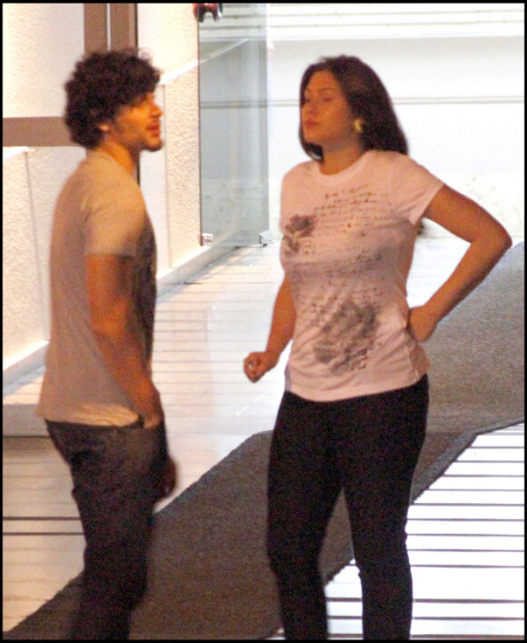 Jesus Luz discute avec l'actrice de films érotiques Livia Andrade, samedi 23 octobre, dans le hall d'un hôtel de Rio de Janeiro. 