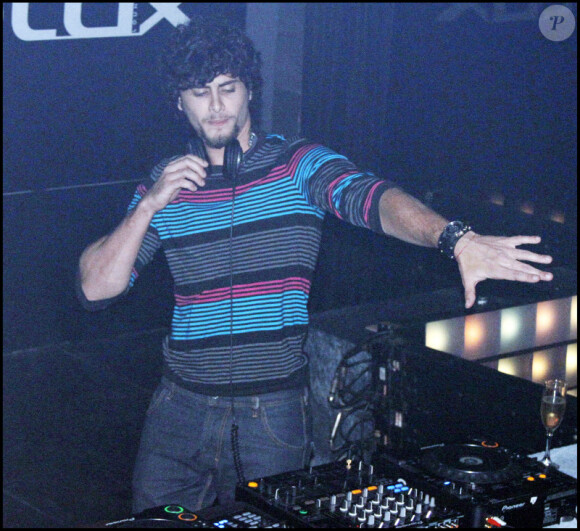 Le Dj Jesus Luz, connu pour être l'ex-boyfriend de Madonna, mixe dans un nightclub de Rio de Janeiro, vendredi 22 octobre.