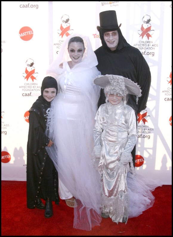 Eva LaRue en famille au Gala de Charité d'Halloween, au profit des enfants malades du sida à Santa Monica, le 30 octobre 2010 