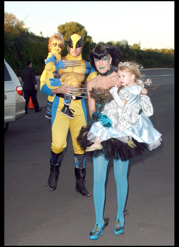 Tori Spelling arrive avec son mari Dean McDermott et leurs deux enfants au Gala de Charité d'Halloween, au profit des enfants malades du sida à Santa Monica, le 30 octobre 2010 