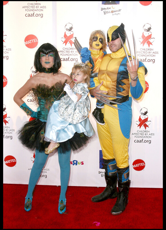 Tori Spelling, Dean McDermott et leurs enfants Stella et Liam au Gala de Charité d'Halloween, au profit des enfants malades du sida à Santa Monica, le 30 octobre 2010 